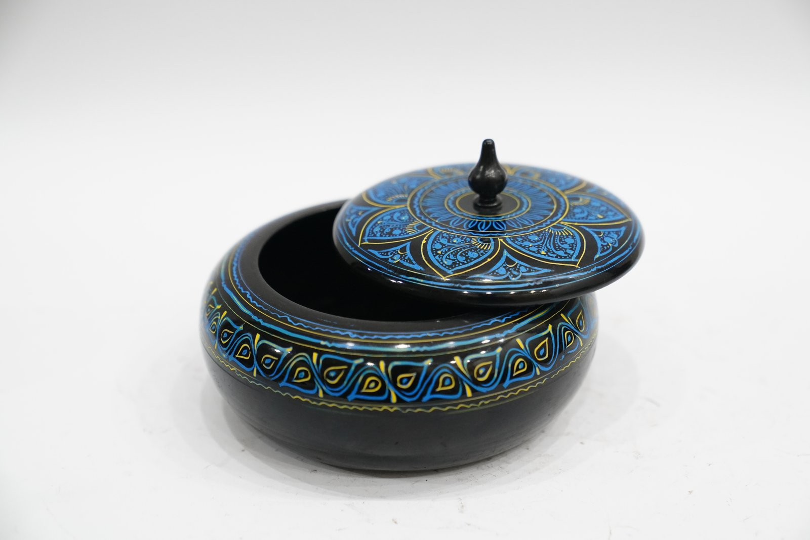 Vintage Powder Box – Timeless Elegance for Your Vanity - Image 8