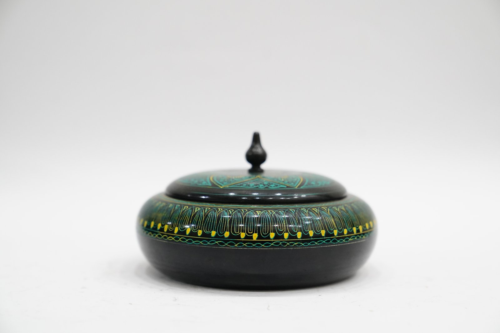 Vintage Powder Box – Timeless Elegance for Your Vanity - Image 6