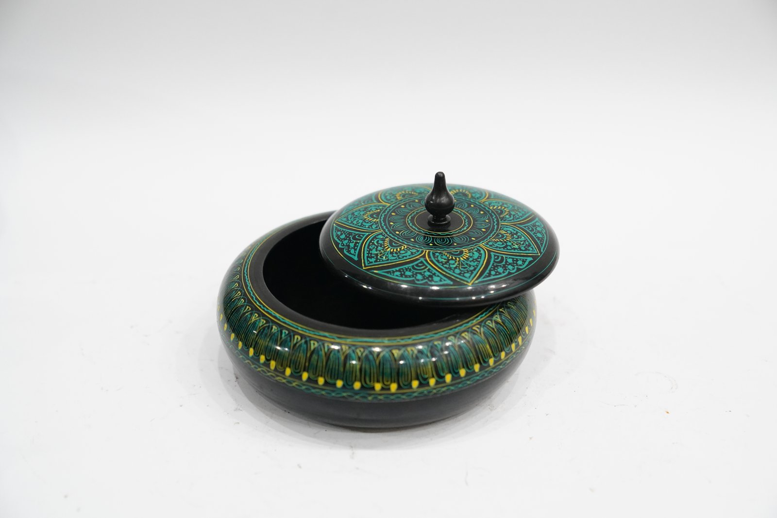 Vintage Powder Box – Timeless Elegance for Your Vanity - Image 4