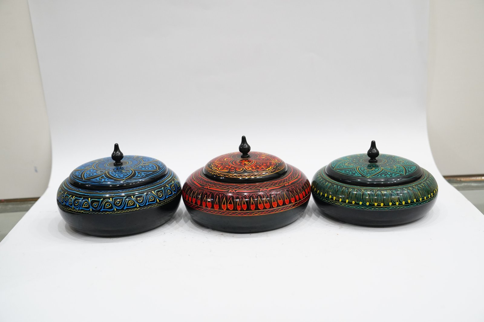 Vintage Powder Box – Timeless Elegance for Your Vanity - Image 2